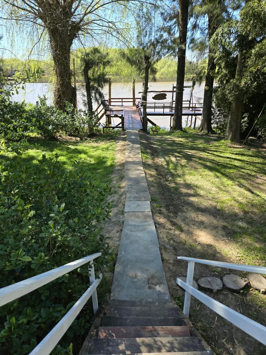 Sendero desde la casa hacia el muelle de Recordando